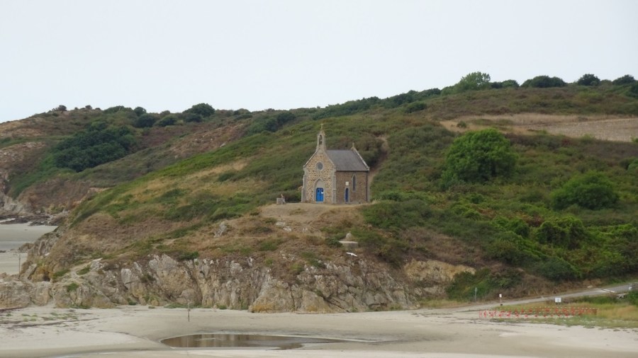La chapelle St Maurice sur la randonnée plage de Bon Abri et Granville - Barrage du Pont Rolland (Hillion - Côtes d'Armor) La chapelle St Maurice sur la randonnée plage de Bon Abri et Granville - Barrage du Pont Rolland (Hillion - Côtes d'Armor)